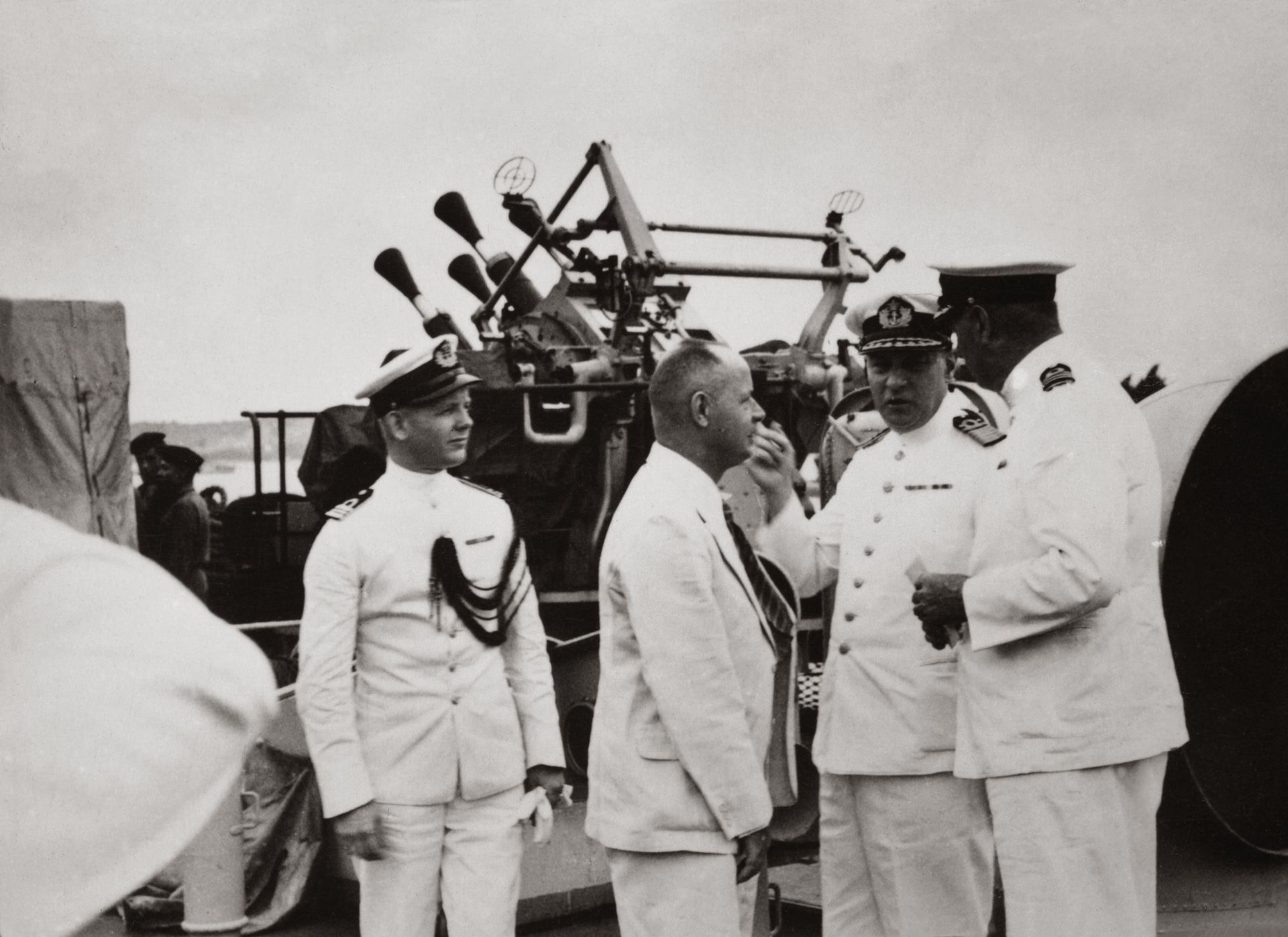 Foto 1. 24 Januari 1941 Willem van der Zaan in Soerabaja. Tweede van rechts Doorman in gesprek met Lindner en Heringa 