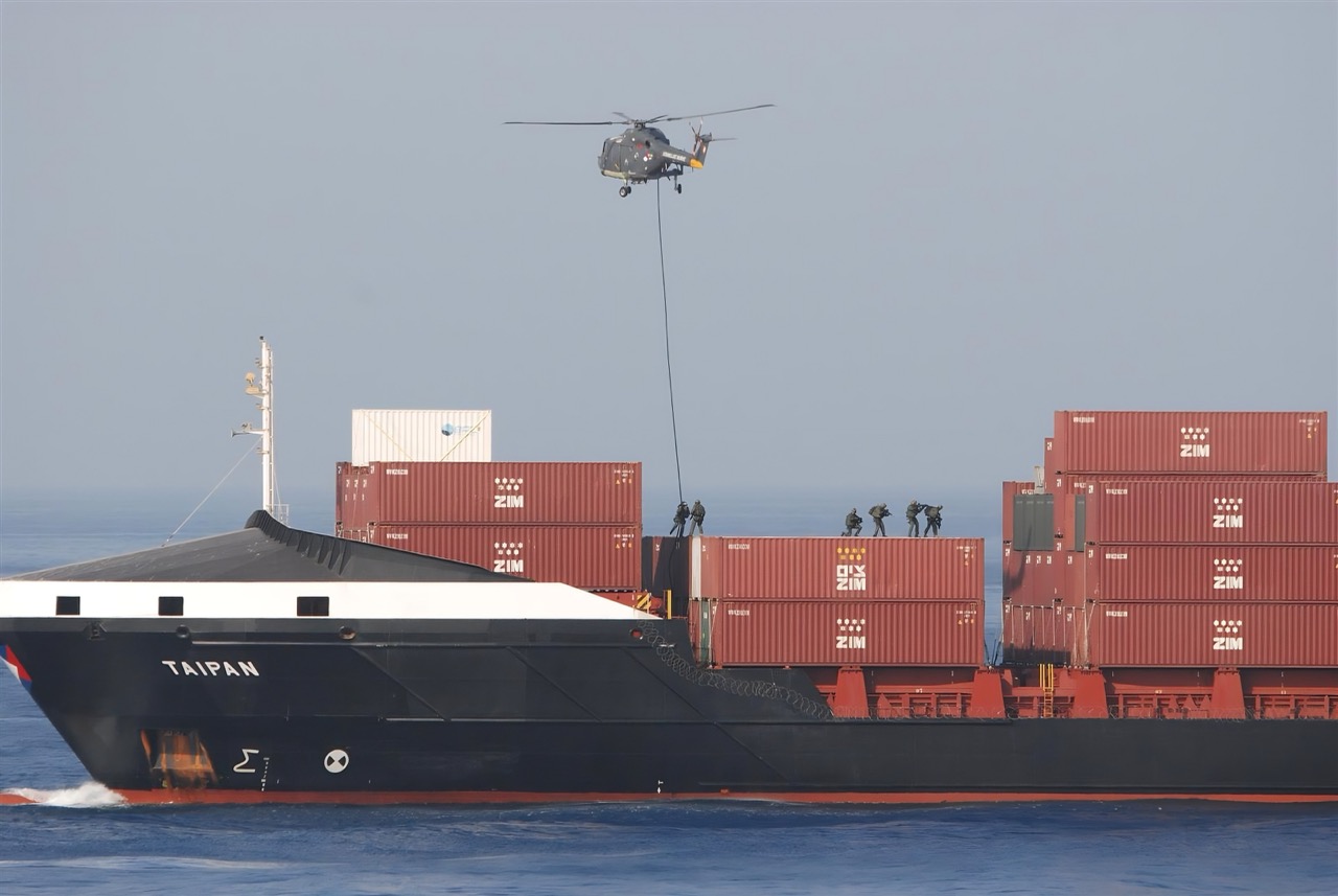Mariniers laten zich afzakken op het containerdek van de Taipan, 5 april 2010 (foto: Mediacentrum Defensie)