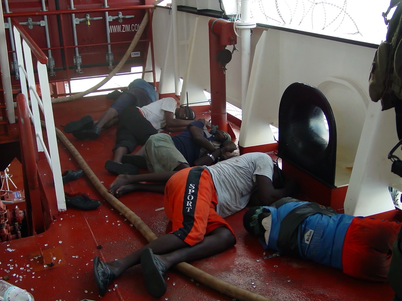 Piraten na aanhouding op de Taipan (foto: MCD)
