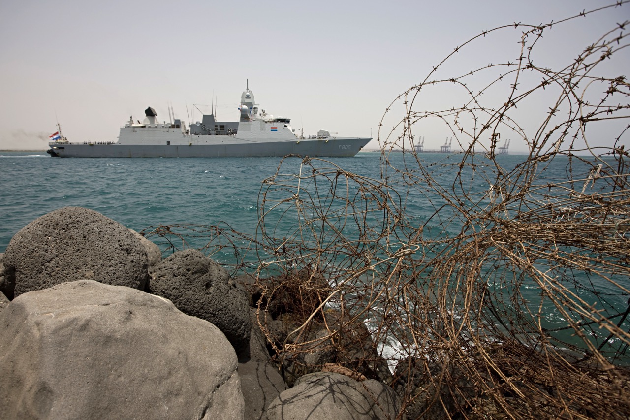 Hr.Ms. Evertsen in de haven van Djibouti, augustus 2008 (foto: S. Hilckman | MCD)