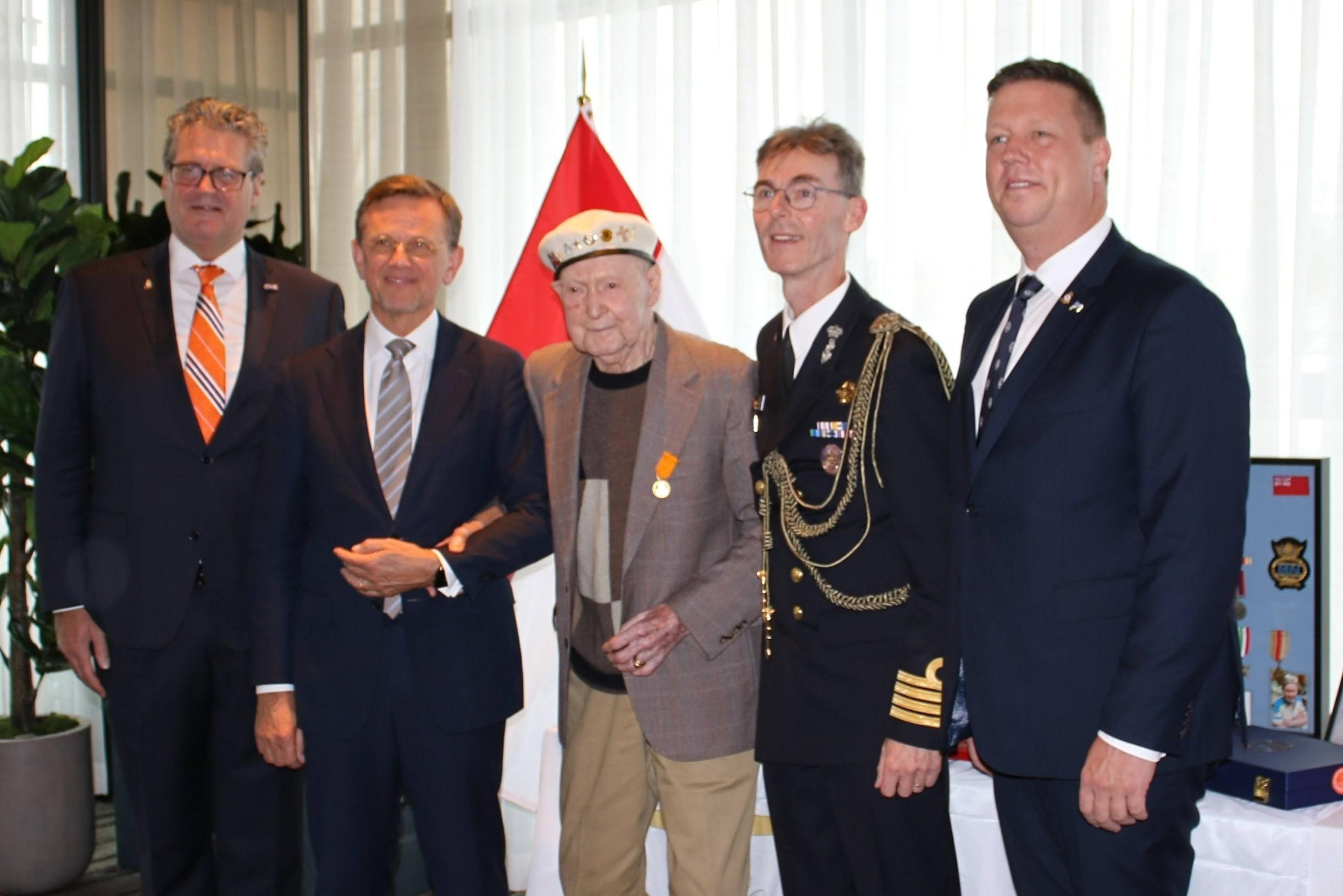Uitreiking van de De Ruytermedaille op 18 december 2025 in Lynnwood. Van links naar rechts: de heer Schonenberg, consul-generaal Peters, de heer Forbes, KTZ Looman en de heer Nijgh. Forbes’ witte baret geeft aan dat hij heeft deelgenomen aan de arctische konvooien tijdens WO2 (foto: G. McKenzie)
