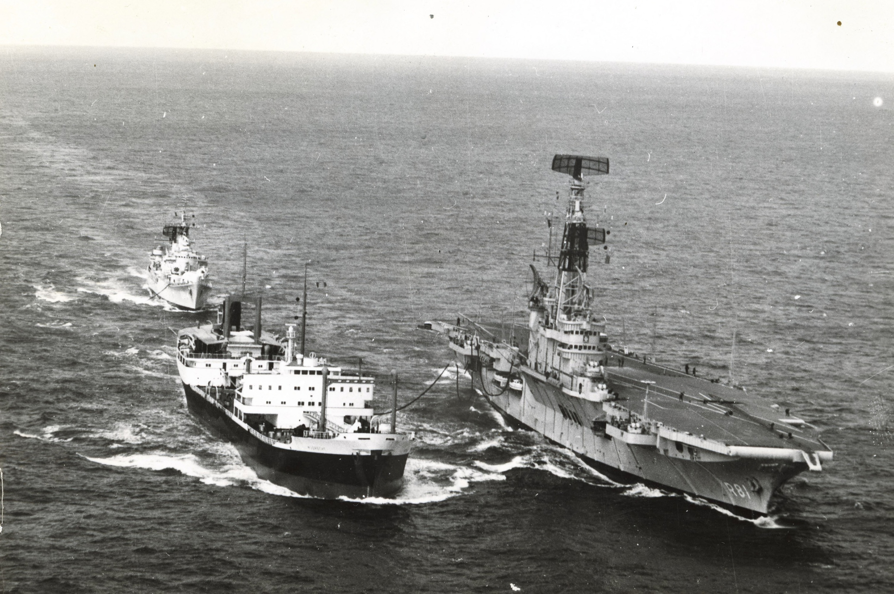 Vliegkampschip Hr.Ms. Karel Doorman (2) (1948-1968) met MS Mijdrecht en Hr.Ms. Limburg
