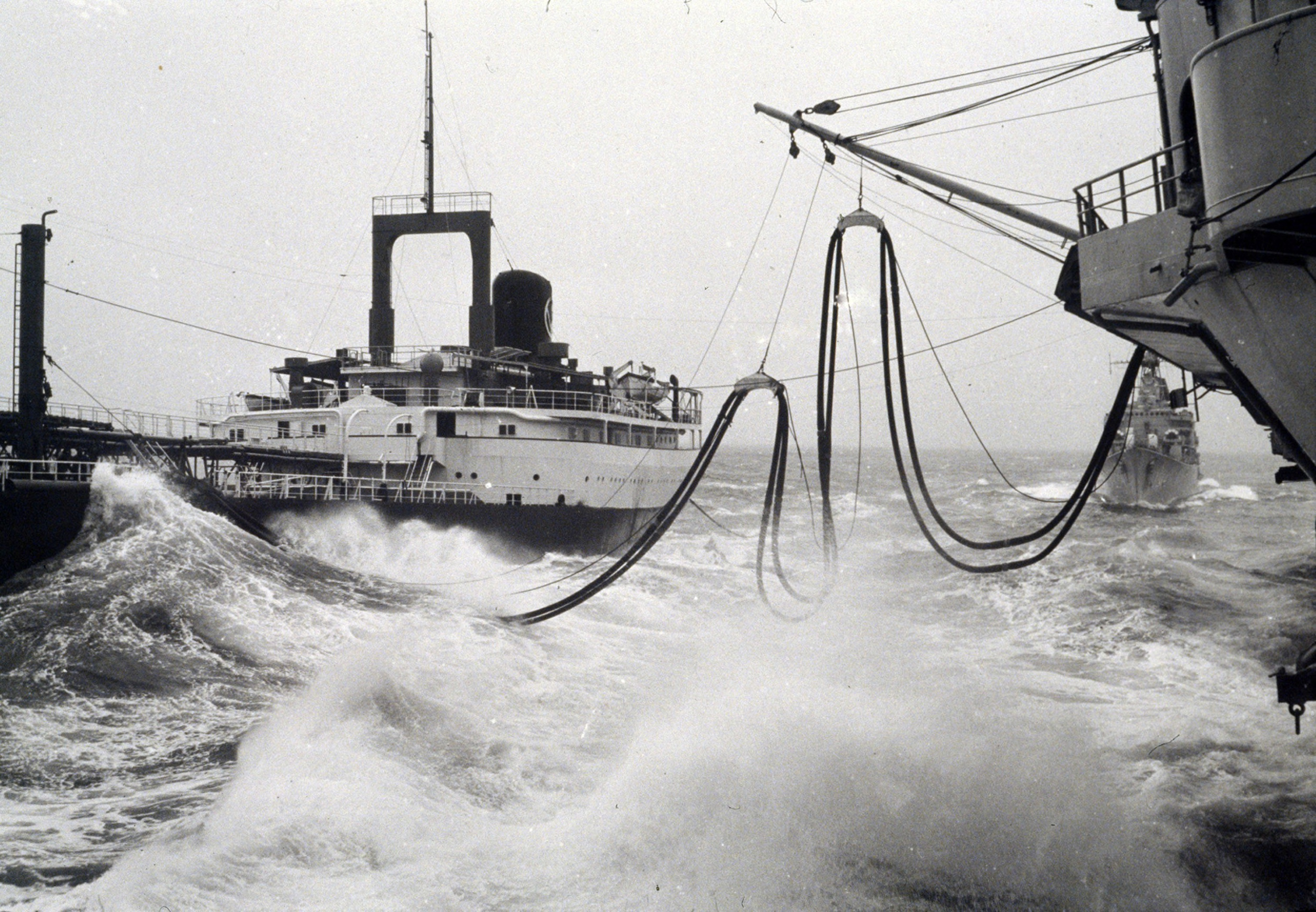 In woelige baren bevoorraadt MS&nbsp;Mijdrecht&nbsp;het vliegkampschip Hr.Ms.&nbsp;Karel Doorman&nbsp;(2), 1960 (collectie NIMH)
