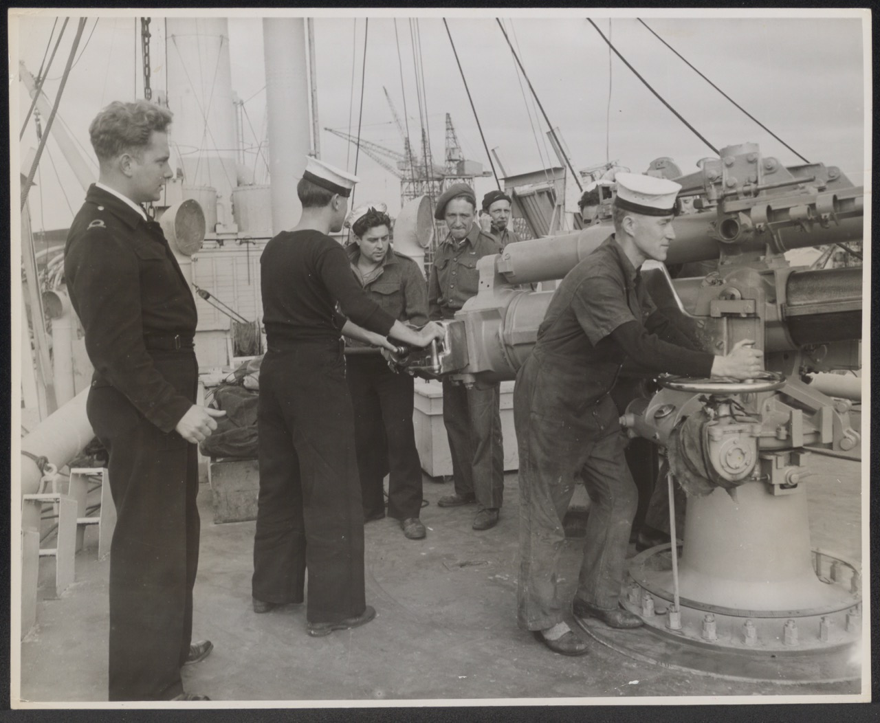 Britse kanonniers aan boord van het Nederlandse vrachtschip SS Jaarstroom ontvangen instructies, juli 1945 (collectie NIOD)