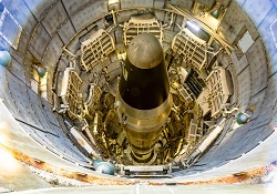 Green Valley, AZ, VS - 11 februari 2026: Bewaarde Titan II intercontinentale ballistische raket wordt tentoongesteld in het Titan Missile Museum in de buurt van Tucson Arizona (foto: Photo Spirit | Shutterstock)