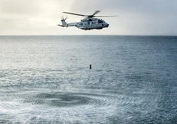 Verenigd Koninkrijk, Helston, RNAS Culdrose, 29 november 2017. Nederlandse NH90's (860 squadron Defensie Helikopter Commando) jagen op onderzeeboten in de Engelse wateren rondom Culdrose. Deze ASW-training (Anti Submarine Warfare) maakt deel uit van FOST (Flag Officers Sea Training) De NH90's zijn uitgerust met een speciale sonar, deze zendt onder water geluidsgolven uit en spoort zo eventuele onderzeeboten op.